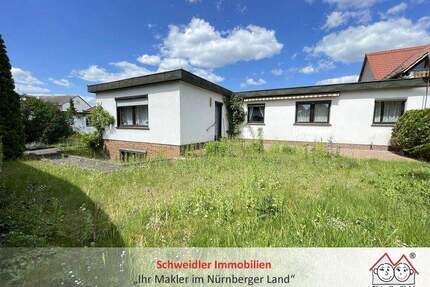 Wohnen auf einer Ebene: Bungalow mit großem Garten und Garage in Lauf a.d. Pegnitz