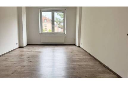 Kopernikusplatz ! Charmante 3 Zi.-Altbau-Whg, 75 m², Balkon, EBK gegen Ablöse, 3.OG ohne Aufzug - Nürnberg Steinbühl