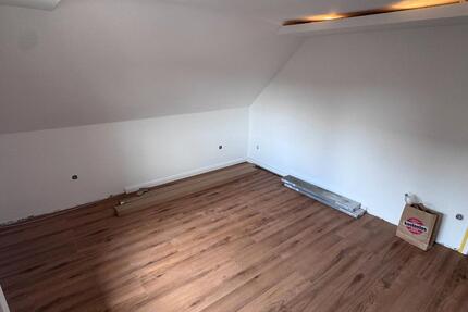 Frisch renovierte 2-Zimmer-DG-Wohnung (58 m²) - opt. mit Garage - Bergkamen