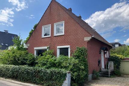 Bürgerparkviertel: Haus mit tollem Grundstück und viel Potential - Bremerhaven Schiffdorferdamm