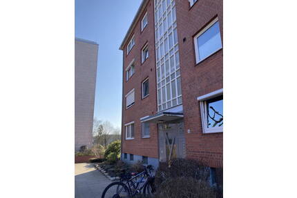Attraktive 4-Zimmer-Wohnung mit Südbalkon, Tiefgarage & Wellnessbereich in ruhiger Sackgassenlage - Reinbek
