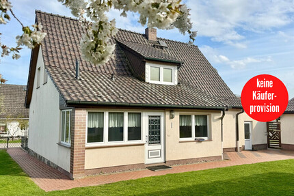 HORN IMMOBILIEN ++ Haus mit Doppelgarage und Nebengebäude in Wodarg bei Altentreptow, ruhige Lage - Werder OT Wodarg