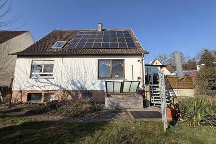 Haus am Ortsrand von Ertingen mit Blick auf Wiesen und Felder
