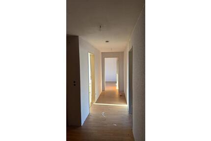 (In Renovierung) 4-Zimmer Dachgeschoss Wohnung in Hagen zu Vermieten