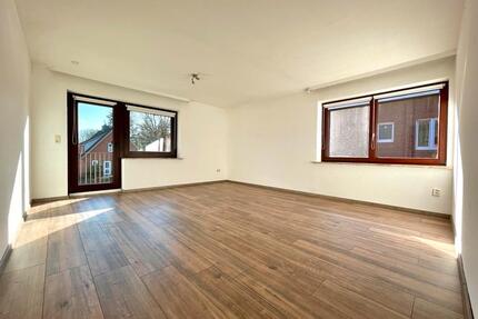 Helle 3-Zimmer-Wohnung mit Balkon, Dachterrasse & Gartenzugang - Burg (Dithmarschen)