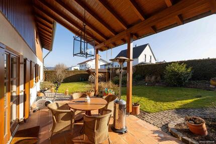 REMAX - Wohnen wie im Urlaub! - 3.000,00&nbsp;EUR Kaltmiete, ca.&nbsp; 204,34&nbsp;m&sup2; in Tiefenbach (PLZ: 84184)