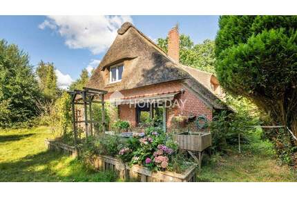 Charakterhaus unter Reet mit großem Garten - Vollersode
