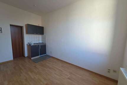 Wohnung zum Mieten in Halle 220,00 € 17 m²