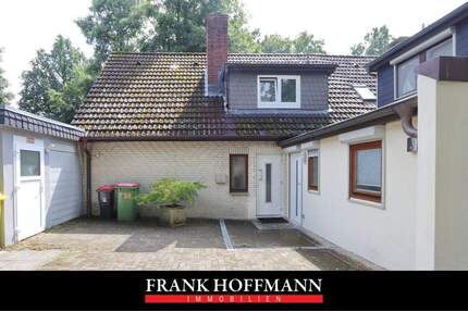 Ein Zuhause für Generationen - Charmantes Zweifamilienhaus in Hamburg-Poppenbüttel