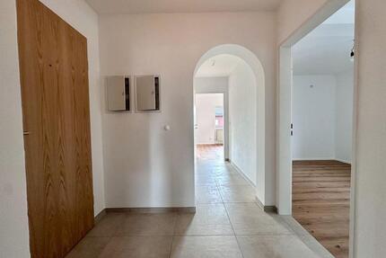 2,5 Zimmer in Bad Endorf neu saniert mit Balkon, Keller und TG