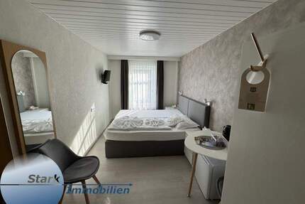 Stark! Wer will eine Pension in Adorf?