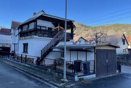Wohnhaus mit Dachterrasse, Garage und Nebengebäude - Sitzendorf
