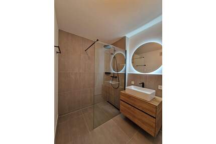 Privatverkauf ohne Makler! Frisch modernisierte helle 3-Zimmer-Wohnung mit Südbalkon in ruhiger Lage - Augsburg Pfersee