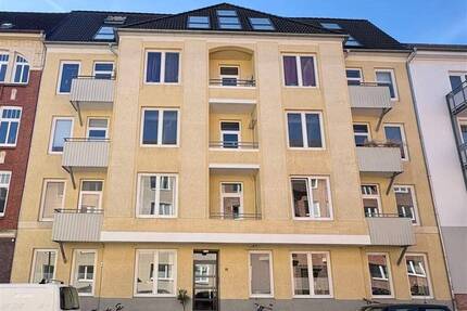 Schnell auf dem Wochenmarkt und an der Kiellinie! Sanierte Altbauwohnung sucht Eigentümer!