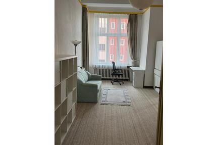 Biete helles 25 qm Zimmer in einer 170qm Wohnung mit 6 Zimmern - Berlin Charlottenburg-Wilmersdorf