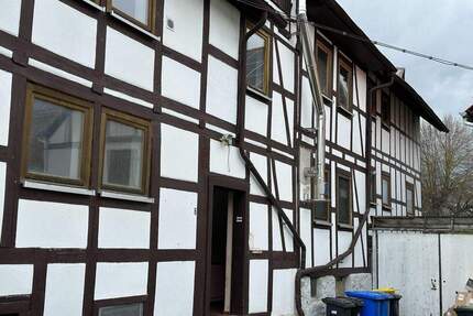 WOHNHAUS MIT VIEL FLÄCHE! IDEAL AUCH ZUR VERMIETUNG! KEINE KÄUFERPROVISION! - Wabern Unshausen