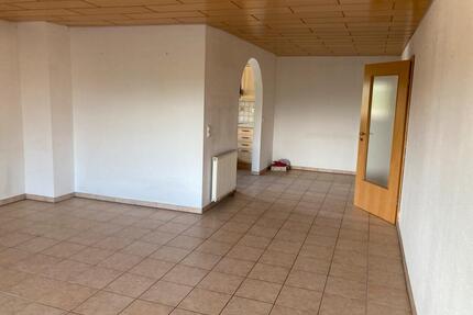 Helle 3-Zi.-Wohnung mit zwei Balkonen u. zwei Garagen in Adelberg