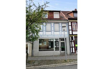 Entkerntes Gebäude in zentraler Lage für sechs potenzielle Wohneinheiten - Alfeld