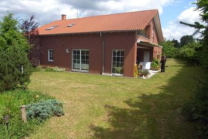 Haus mit Halle in Barntrup - 470.000,00&nbsp;EUR Kaufpreis, ca.&nbsp; 180,00&nbsp;m&sup2; in Barntrup (PLZ: 32683)