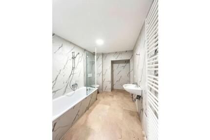 Ein echtes Highlight! Exklusive 4-Raum-Wohnung mit Terrasse und moderner Einbauküche - Leipzig Mitte