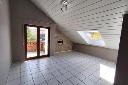 Helle 2,5-Zimmer-DG-Wohnung mit Balkon, Garage & Fußbodenheizung - Neuenbürg
