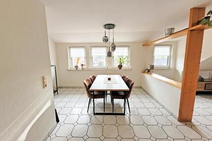 GEMÜTLICH!!! Herrliche 3- Zimmer-Dachgeschosswohnung mit Einbauküche und Fußbodenheizung - Neuenstein