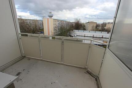 Praktisch geschnittene Wohnung mit Balkon ganz oben! - Altenburg
