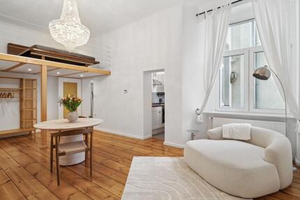 Möblierter Altbau-Traum: Hohe Decken & Dielen in Berlin, Mitte