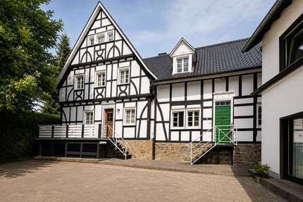 Haus zum Kaufen in Overath-Zentrum 995.000,00 € 296 m²