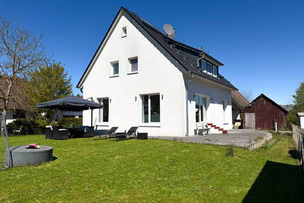 Energetisch modernisiertes Einfamilienhaus mit Carport und schönem Garten! - Ahorn / Eicha