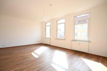 3-Raum-Wohnung samt Einbauküche, bei Bedarf mit Pool und Garten - Bernburg (Saale)