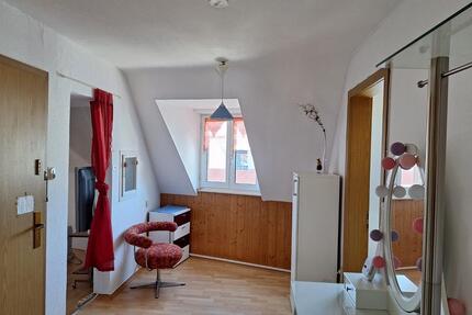 Helle kleine Dachgeschosswohnung (Altbau) - Friedrichshafen