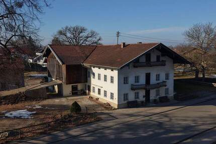 Seltene Kombi-Chance in Übersee am Chiemsee: Baugrundstück + Hofstelle