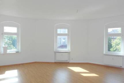 Freundliche 2-Zimmer-Wohnung mit Laminatboden, offener Küche & Bad mit Dusche - Riesa Gröba