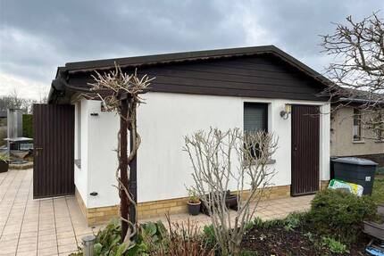 Freizeit-Gartengrundstück mit Pool, Bungalow und Carport. - An den Lehden in 04860 Torgau -