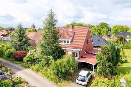 Geräumiges Doppelhaus mit Nebengebäude im Ortszentrum - Hage