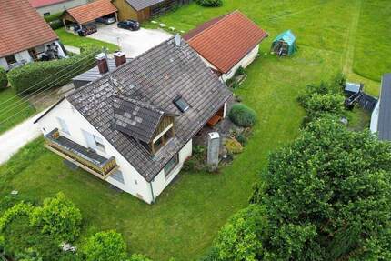 Ruhig gelegene Dachgeschosswohnung in einem Zweifamilienhaus - Welden / Reutern