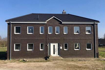 Modernes Landanwesen (Bj. 2021) mit Wohnhaus, Halle, Bauland und ca. 4 ha Land - Grammdorf