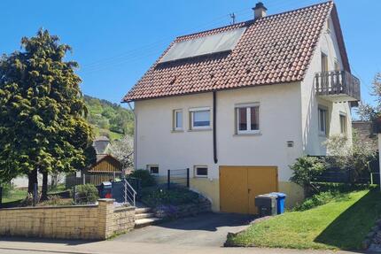 Idyllisches Wohnglück: Charmantes Einfamilienhaus mit Traumgarten - Zimmern unter der Burg
