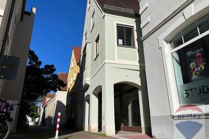 Ladenlokal in der Fußgängerzone von Donauwörth mit guter Kundenfrequenz. Große Schaufensterfront und der rechtwinklige Grundriss ermöglichen die optimale Darstellung ihrer Produkte oder...