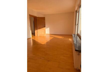 2,5 Zimmer-Wohnung mit viel Licht & Balkon in Kürnach