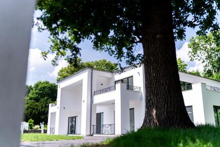 Provisionsfrei! Edle Villa auf traumhaft grünem Grundstück - Bremerhaven Wulsdorf