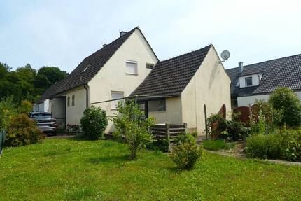 Sanierungsobjekt EFH auf 678 m² großem Grundstück mit erweitertem Baufenster in Bietigheim 