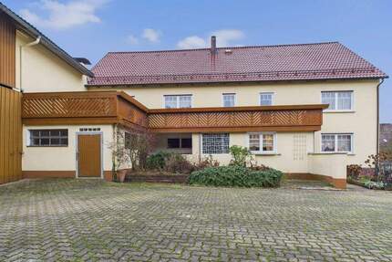 Dreiseithof mit großzügigen Nebengebäuden in Meeder - sofort bezugsbereit