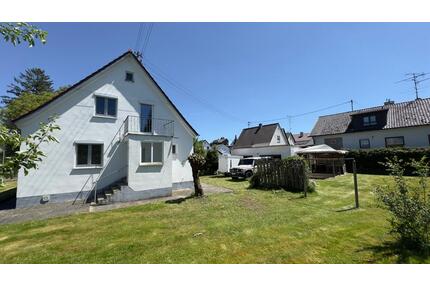 Familienhaus mit Traumgarten, 2 Garagen & großem Potenzial - Nersingen