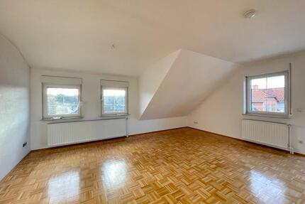 Schöne 4 Zimmer DG-Wohnung mit Balkon - Neukirchen