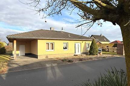 Wohlfühlen auf einer Ebene Massivbungalow mit Carport, Fußbodenheizung + Kamin in Wolfen OT Reuden - Bitterfeld-Wolfen Reuden a d Fuhne