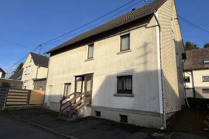 Sanierungsbedürftiges Einfamilienhaus mit Scheune im Herzen von Bölsberg