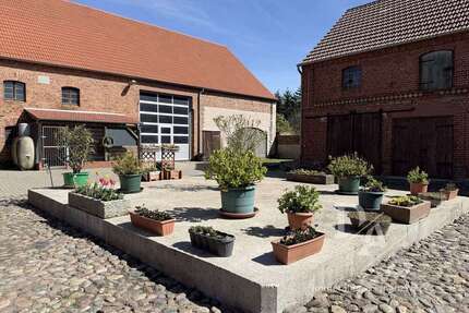 Haus zum Kaufen in Tangerhütte OT Schönwalde 750.000,00 € 253 m²