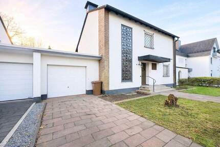 Freistehendes Einfamilienhaus, 8-Zimmer mit großem Grundstück in begehrter Lage von Hilden